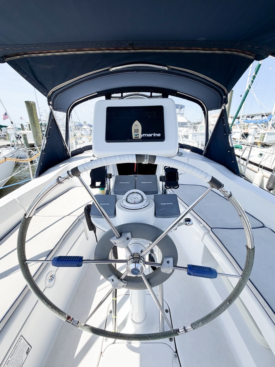 2005 Hunter 36