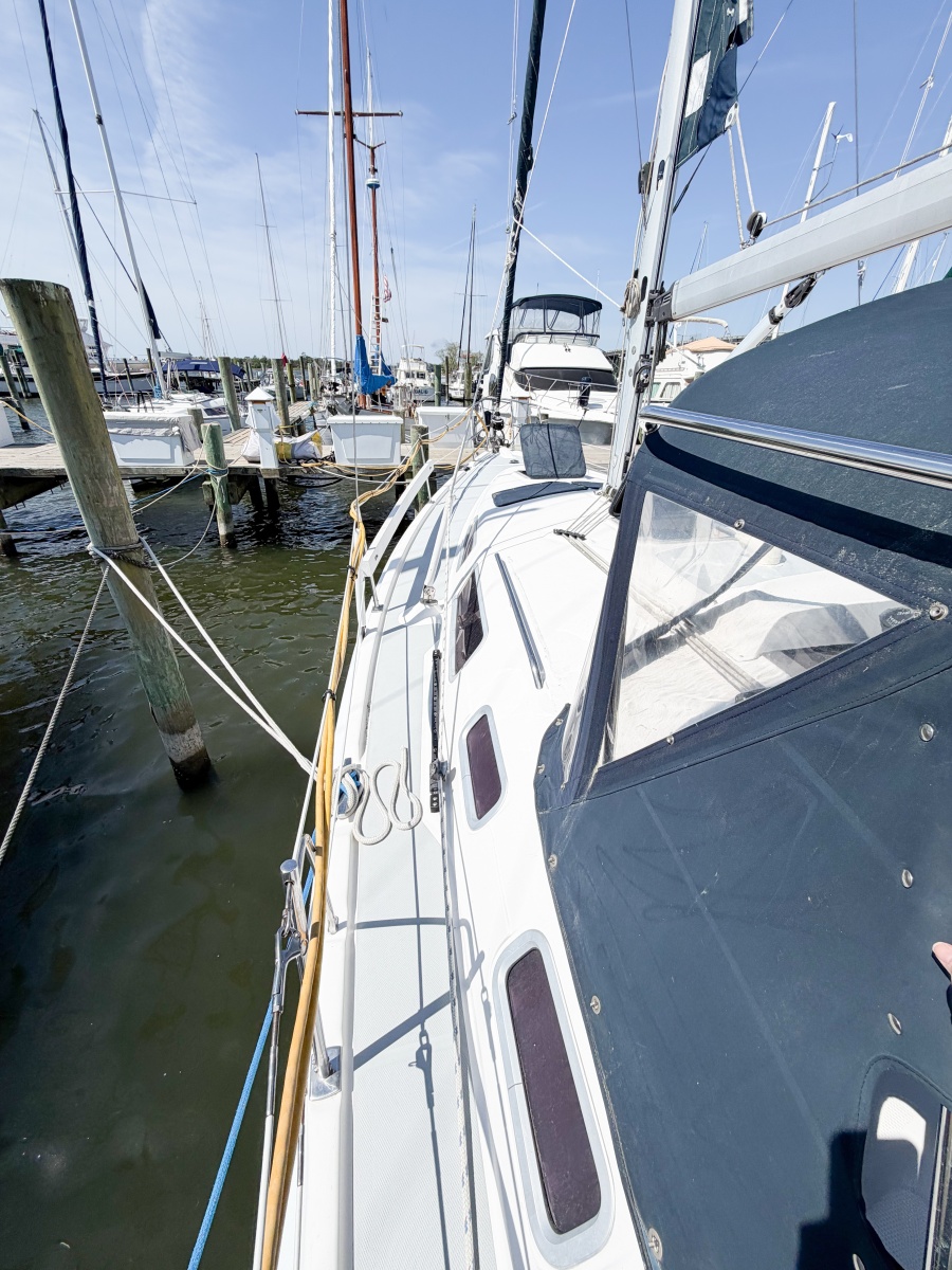 2005 Hunter 36