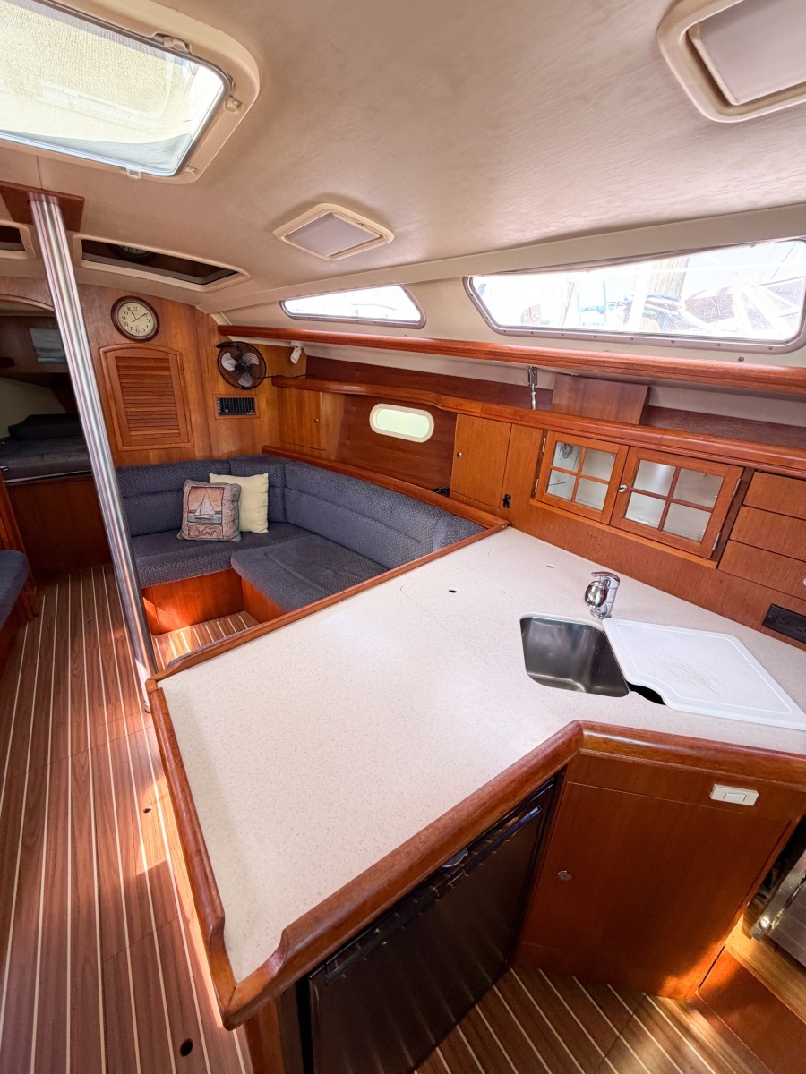 2005 Hunter 36