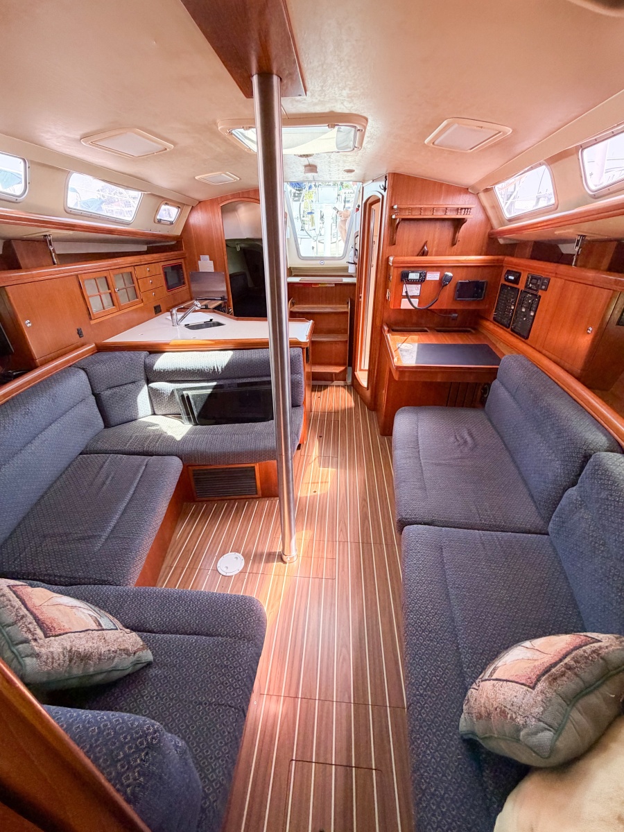 2005 Hunter 36