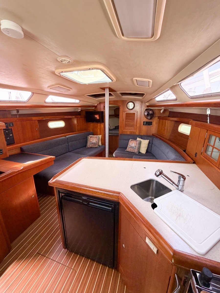 2005 Hunter 36