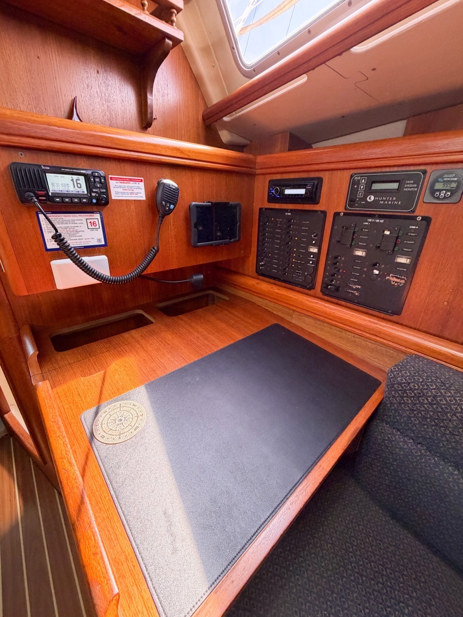 2005 Hunter 36