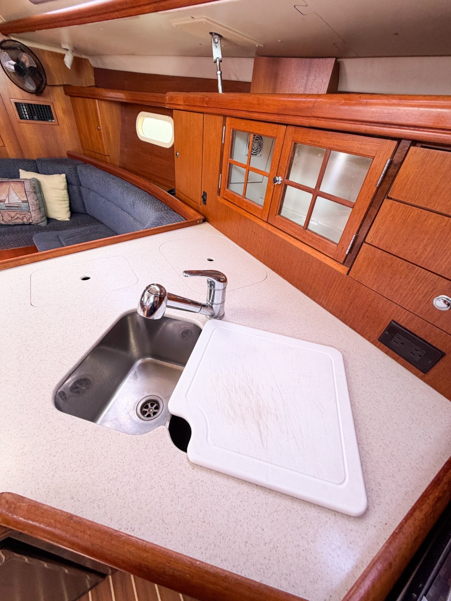 2005 Hunter 36