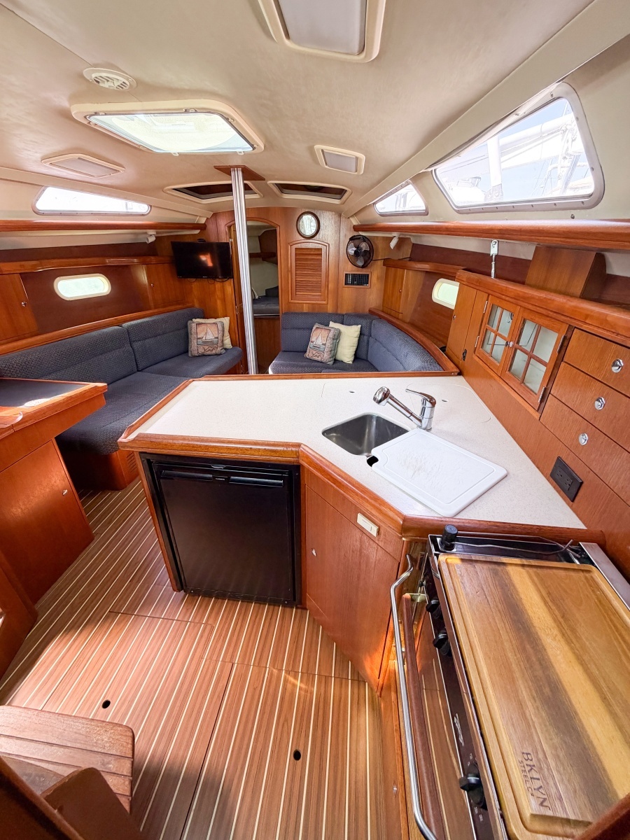 2005 Hunter 36