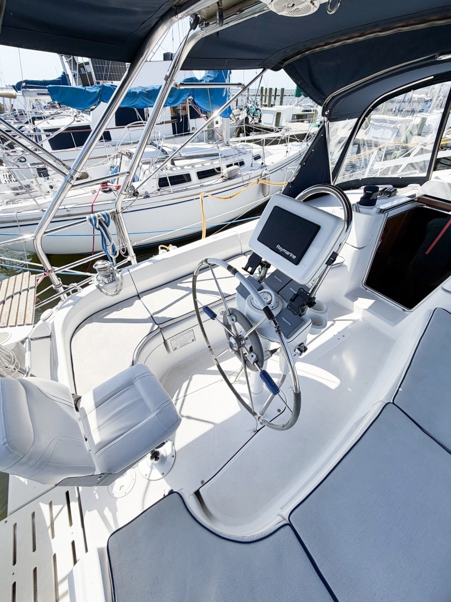 2005 Hunter 36