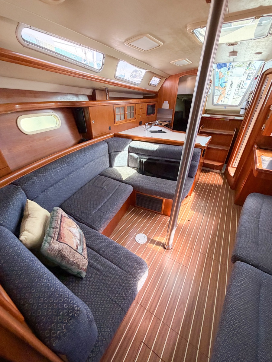2005 Hunter 36