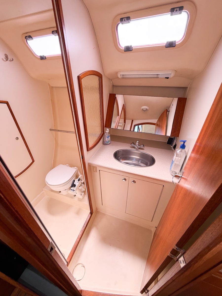 2005 Hunter 36