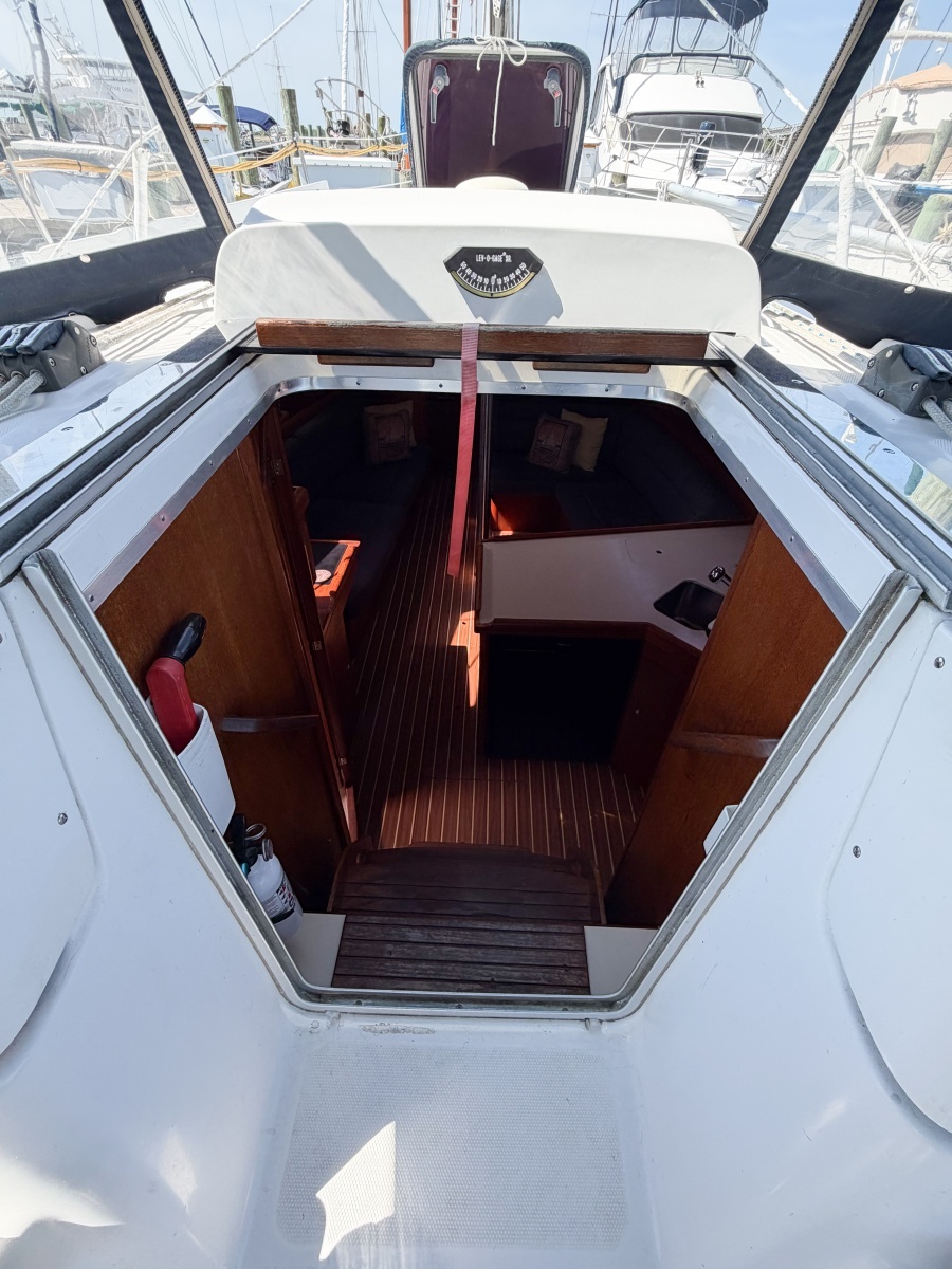 2005 Hunter 36