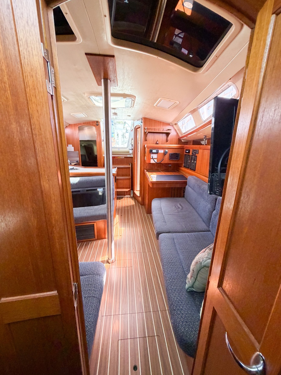 2005 Hunter 36