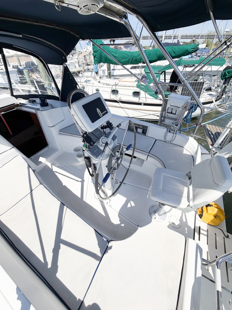 2005 Hunter 36