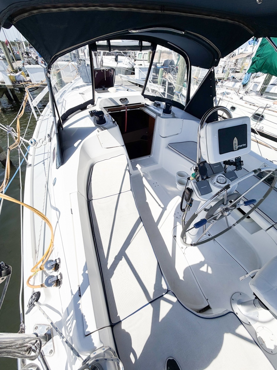2005 Hunter 36