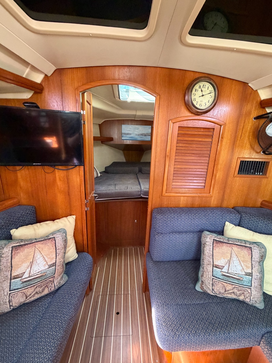 2005 Hunter 36