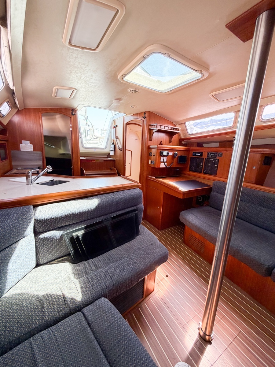 2005 Hunter 36