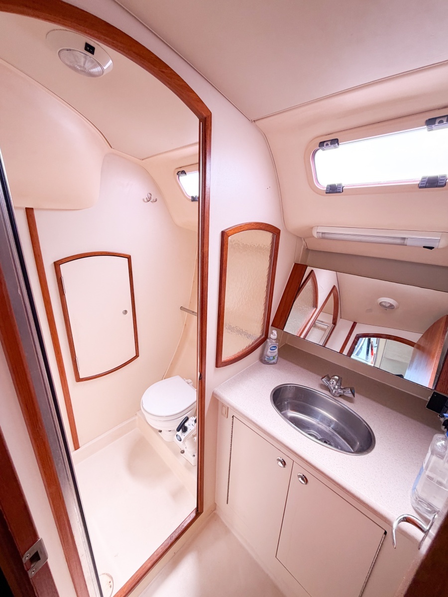 2005 Hunter 36
