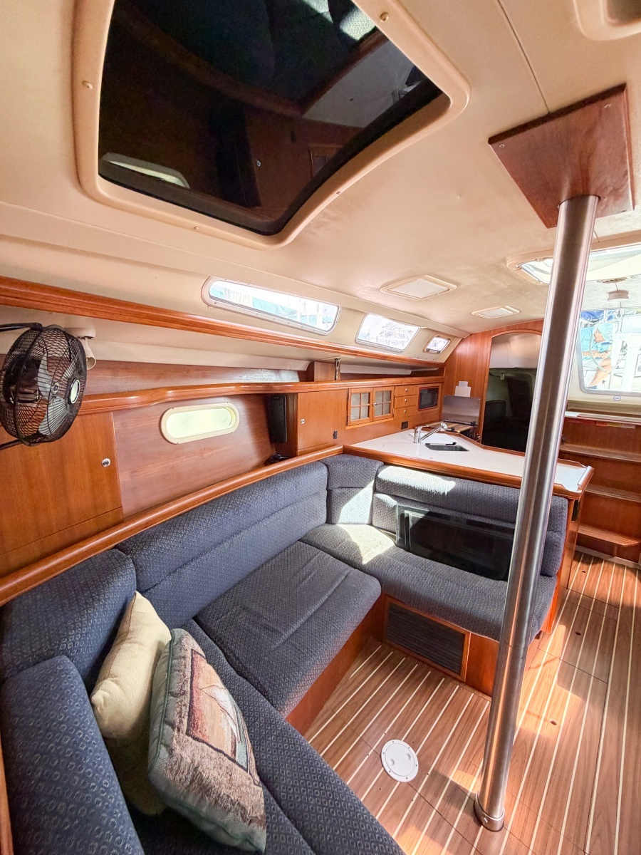 2005 Hunter 36