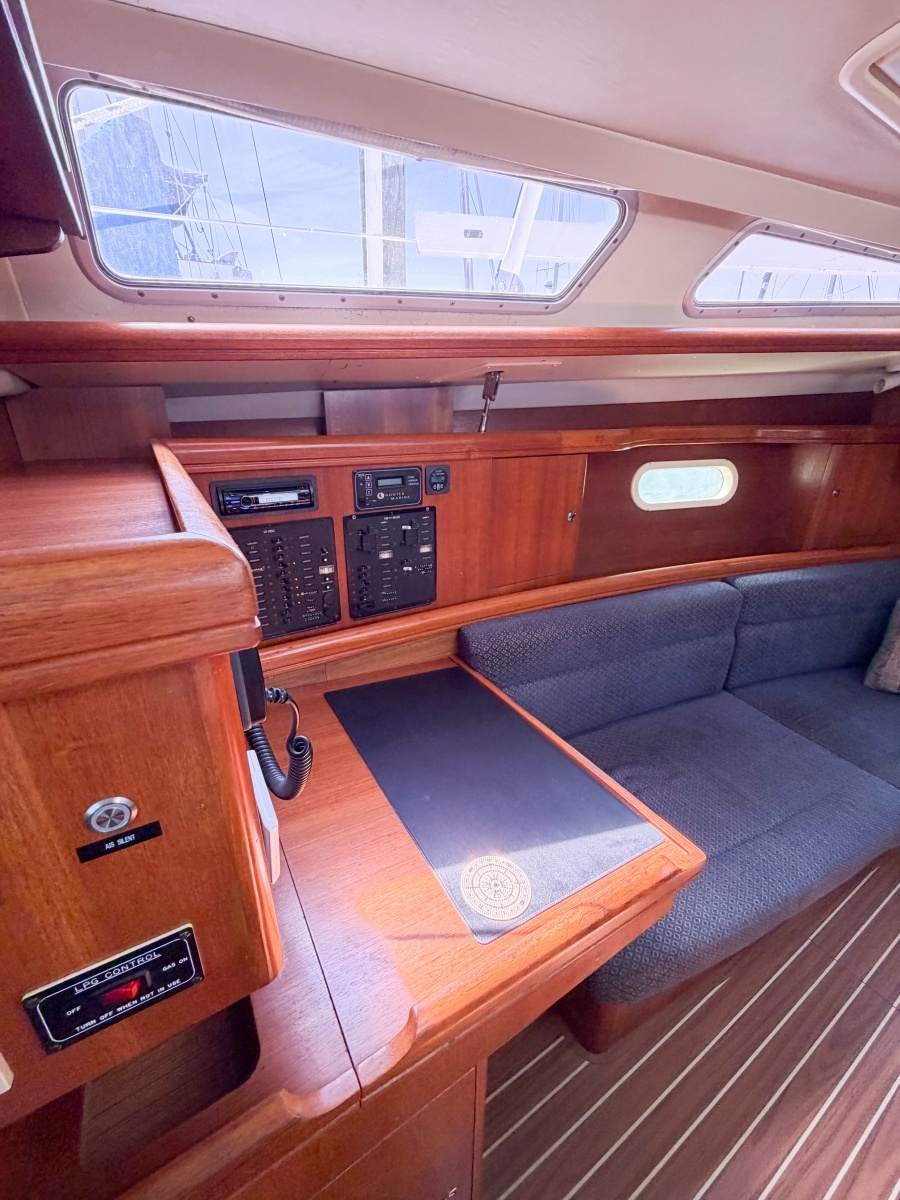 2005 Hunter 36
