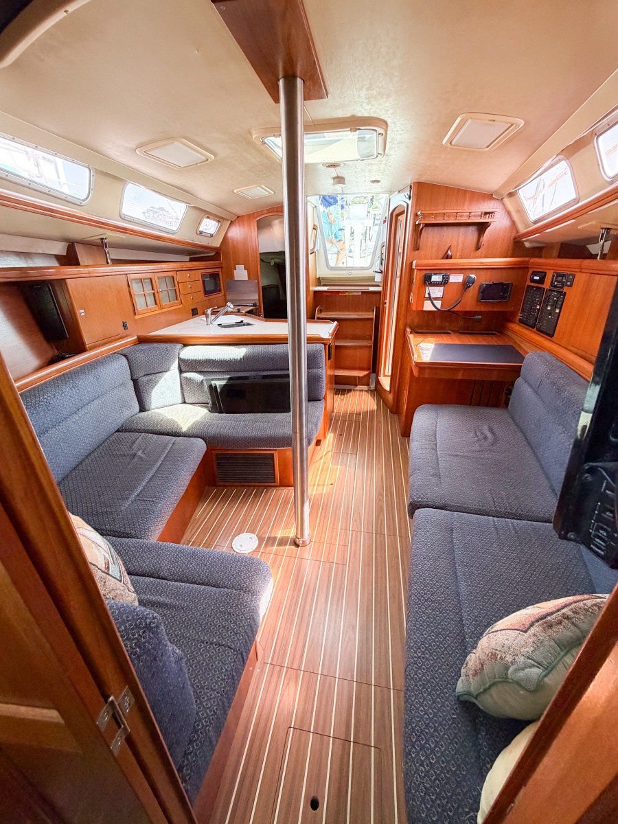 2005 Hunter 36