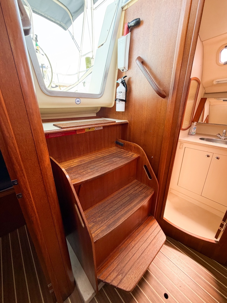 2005 Hunter 36