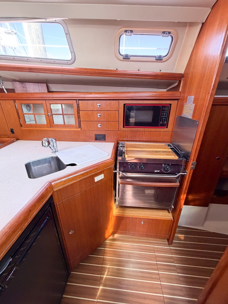 2005 Hunter 36