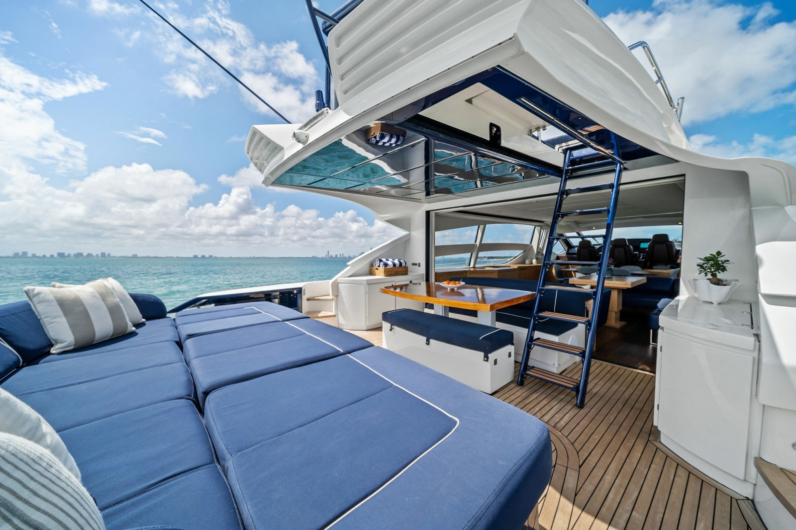 2013 Pershing 82