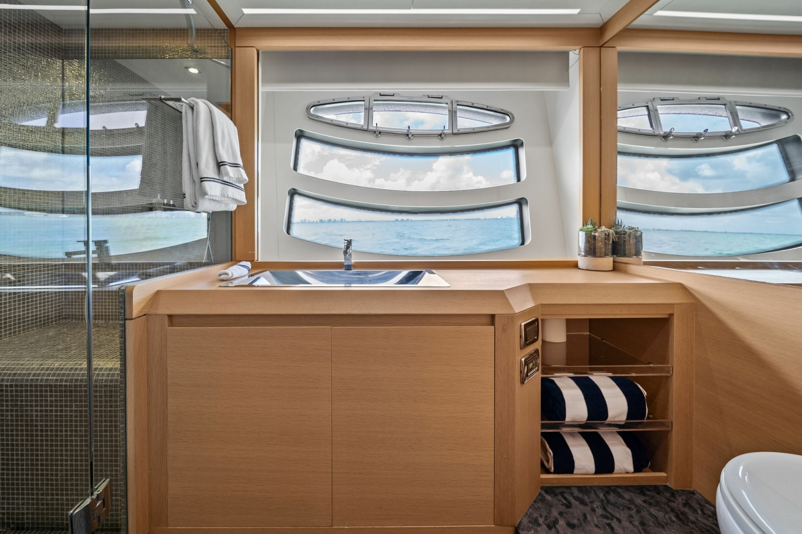 2013 Pershing 82