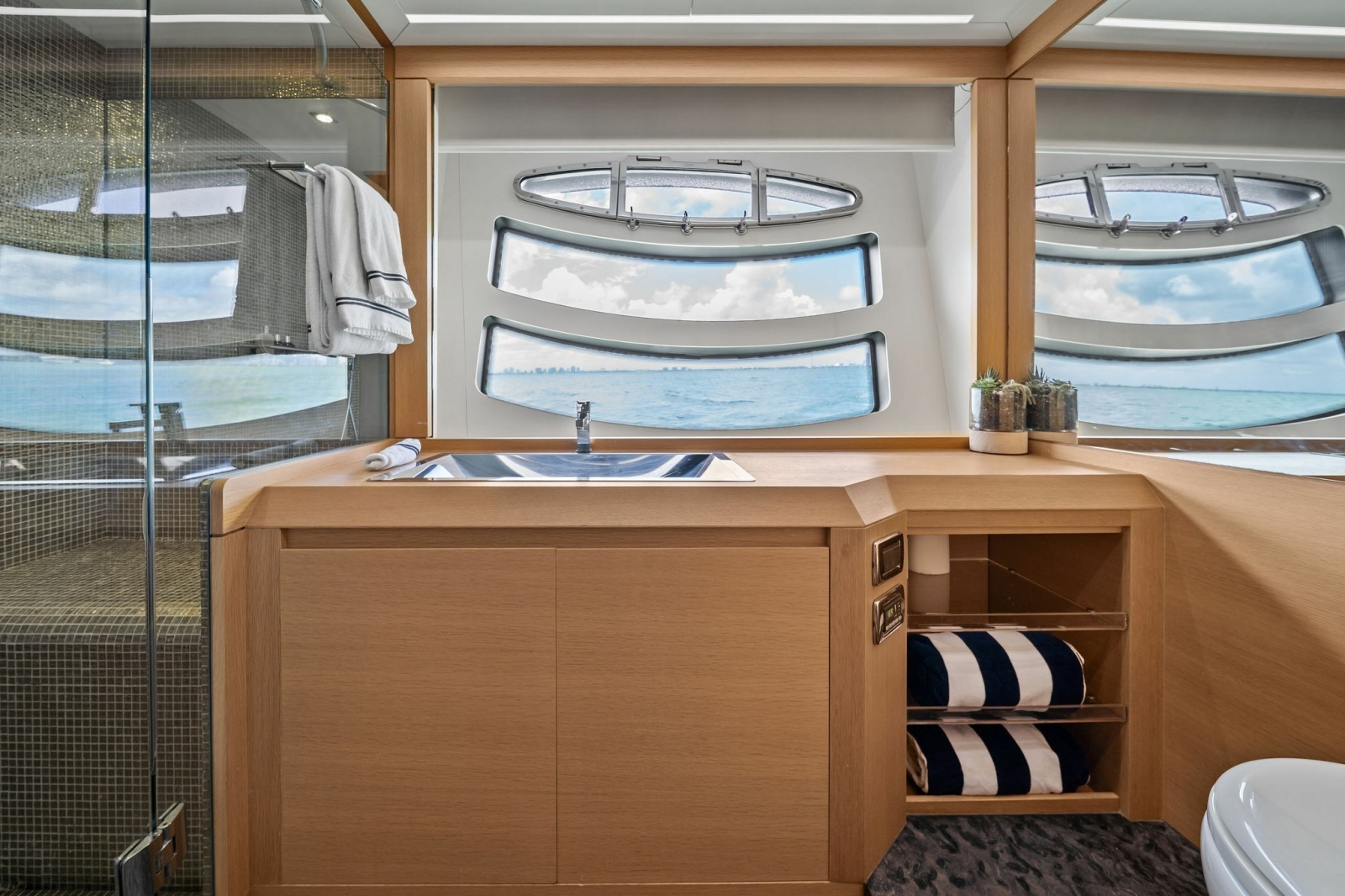 2013 Pershing 82
