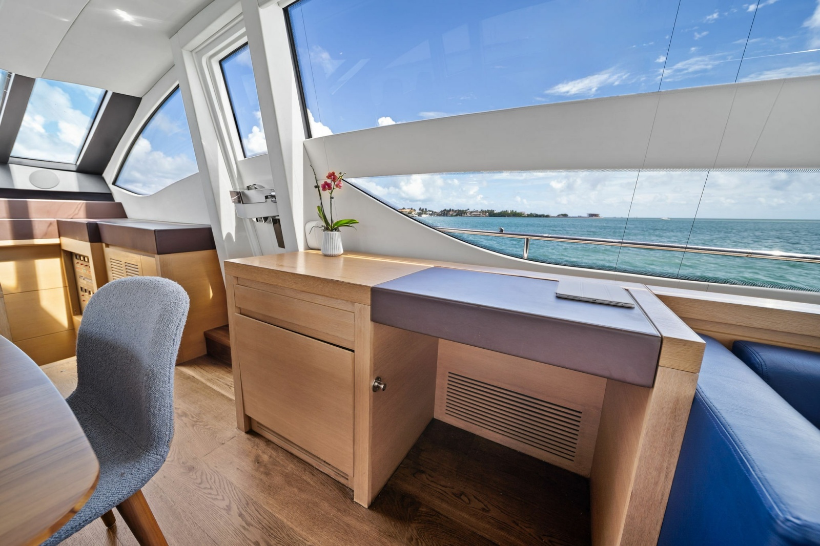 2013 Pershing 82