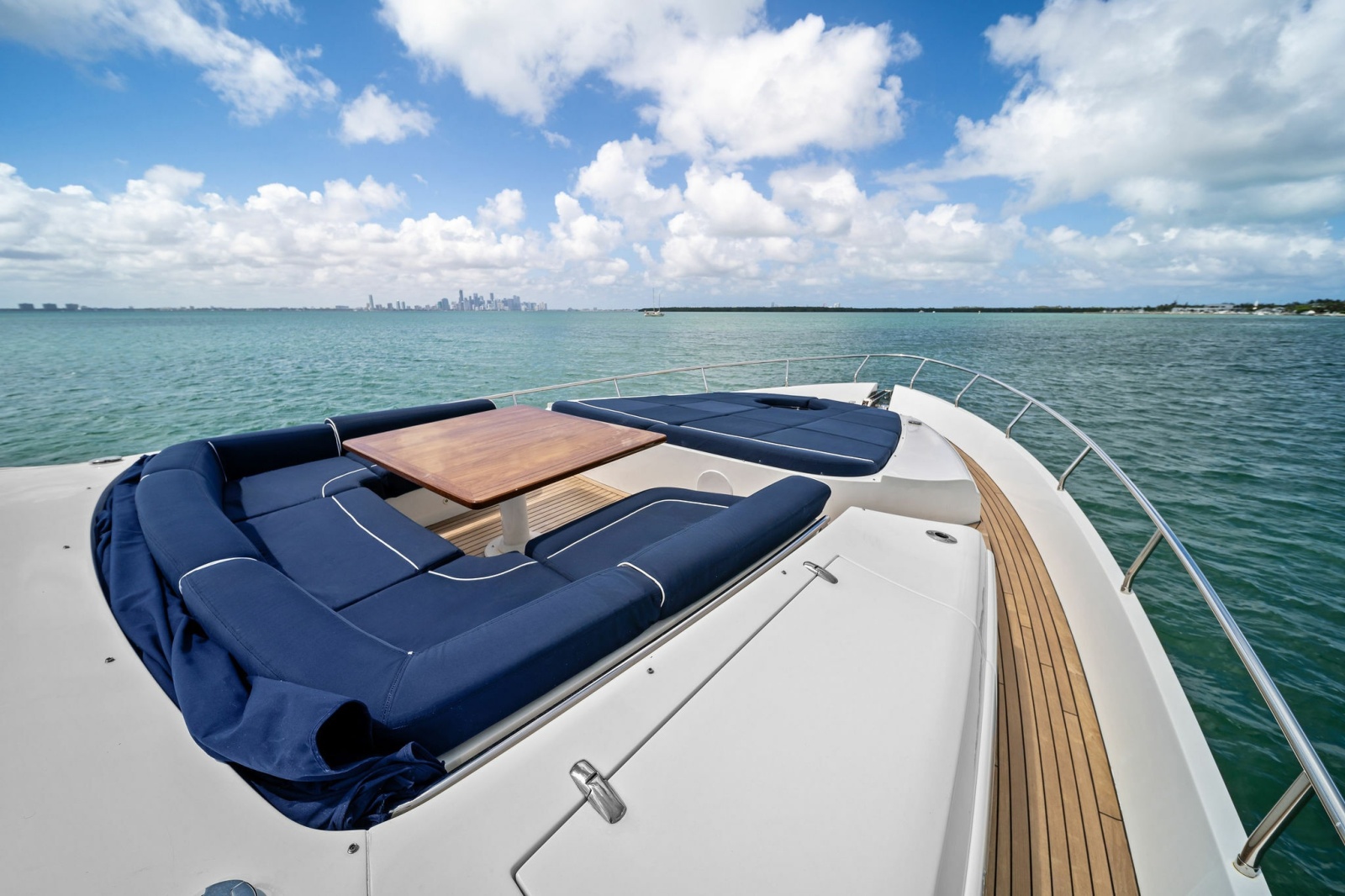 2013 Pershing 82