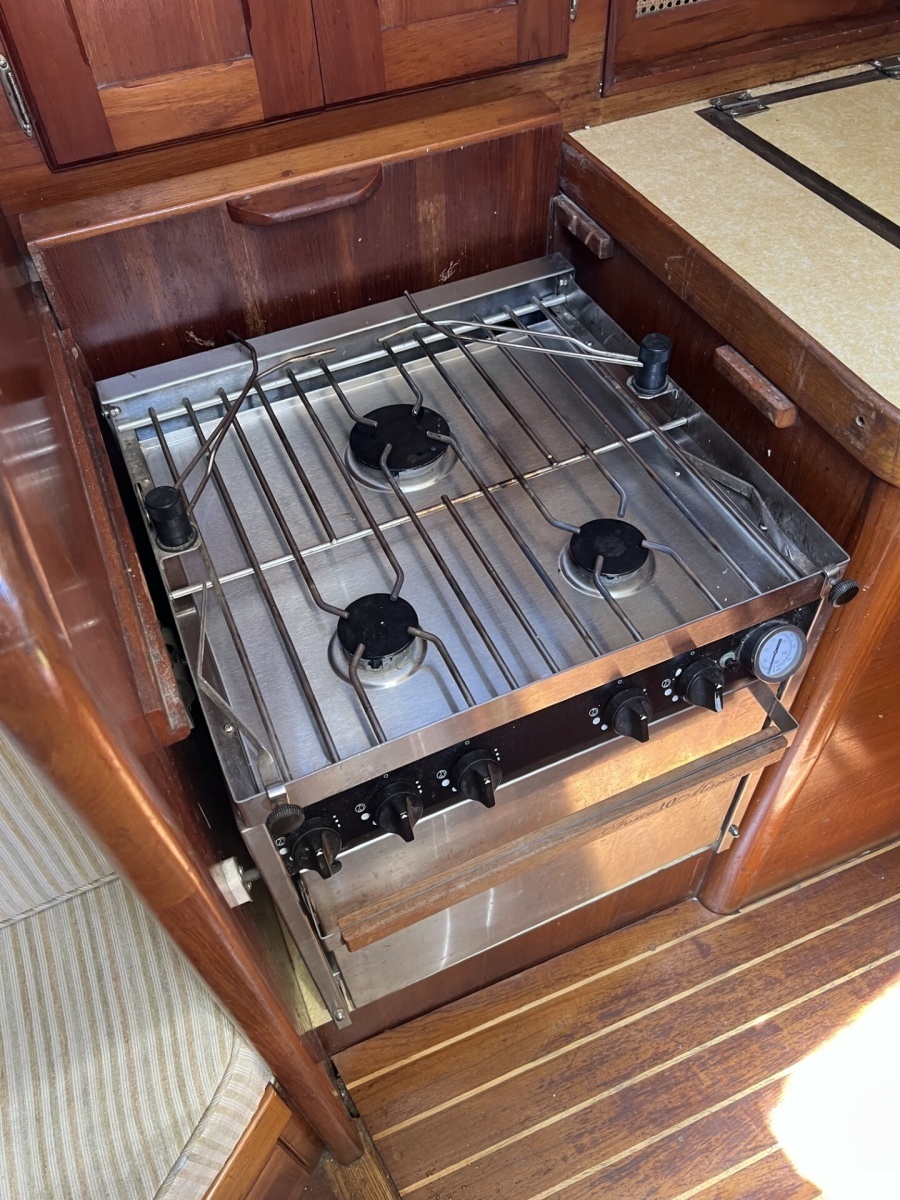 1981 Bristol 41.1cc galley gimbaled stove