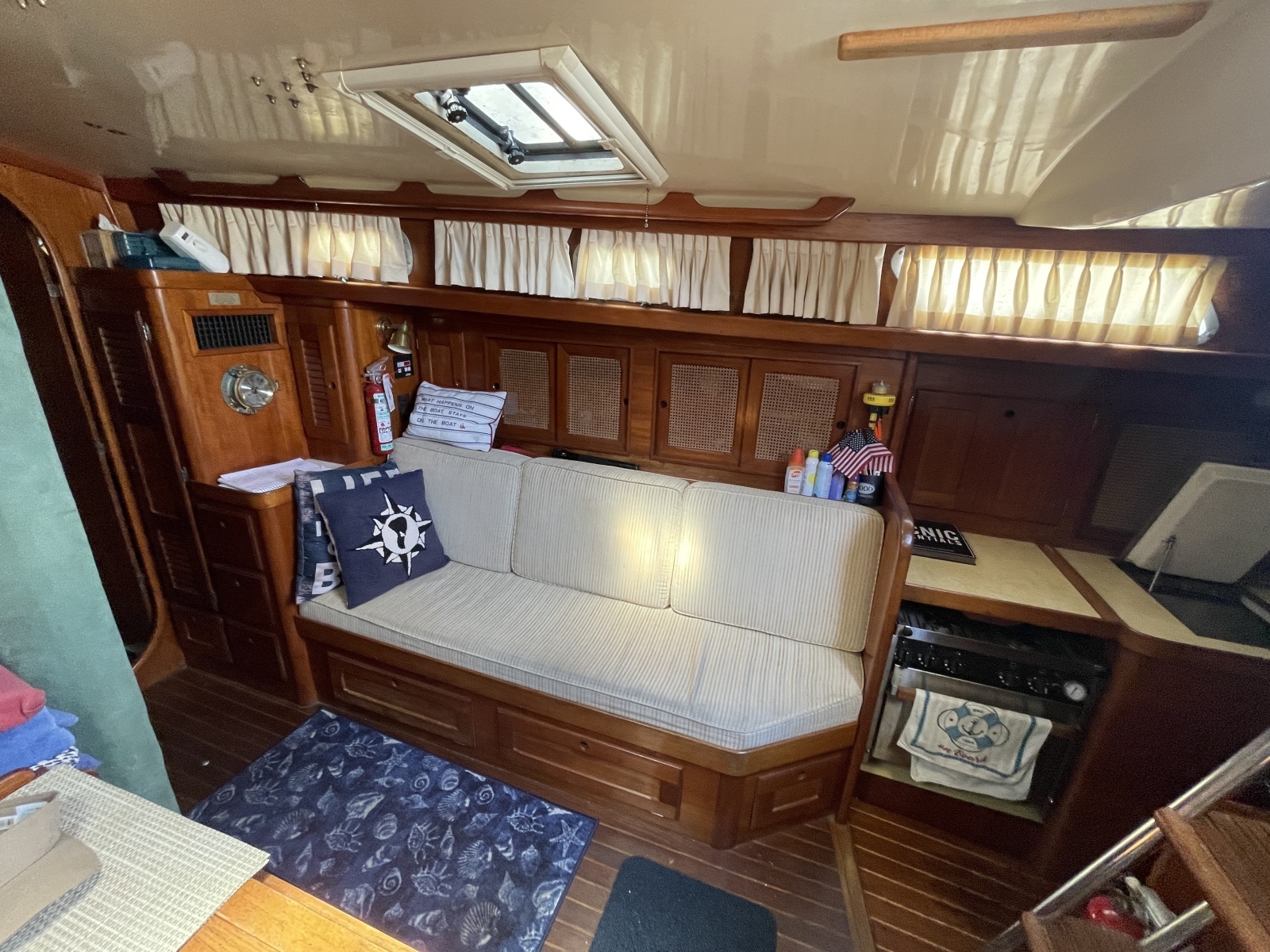 1981 Bristol 41.1cc starboard side settee