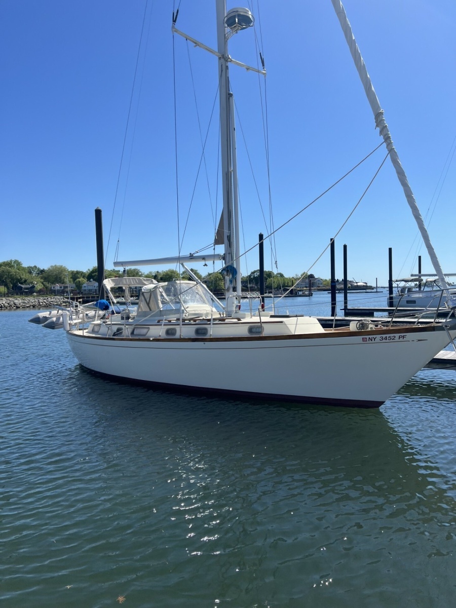 1981 Bristol 41.1cc starboard forward quarter at the dock