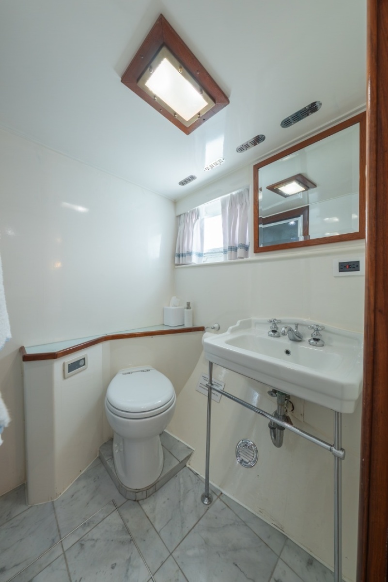 Ensuite Midship Guest Head