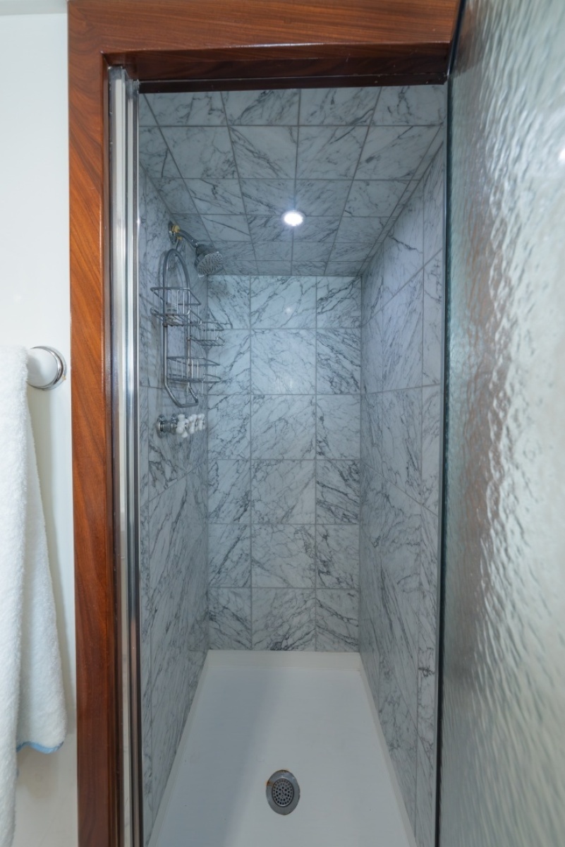 Ensuite Midship Guest Head