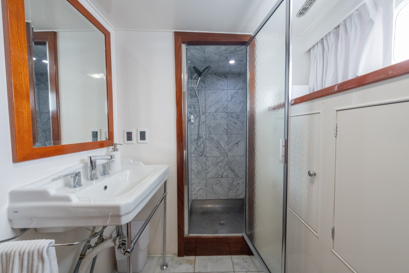 Ensuite Aft Guest Head/Day Head