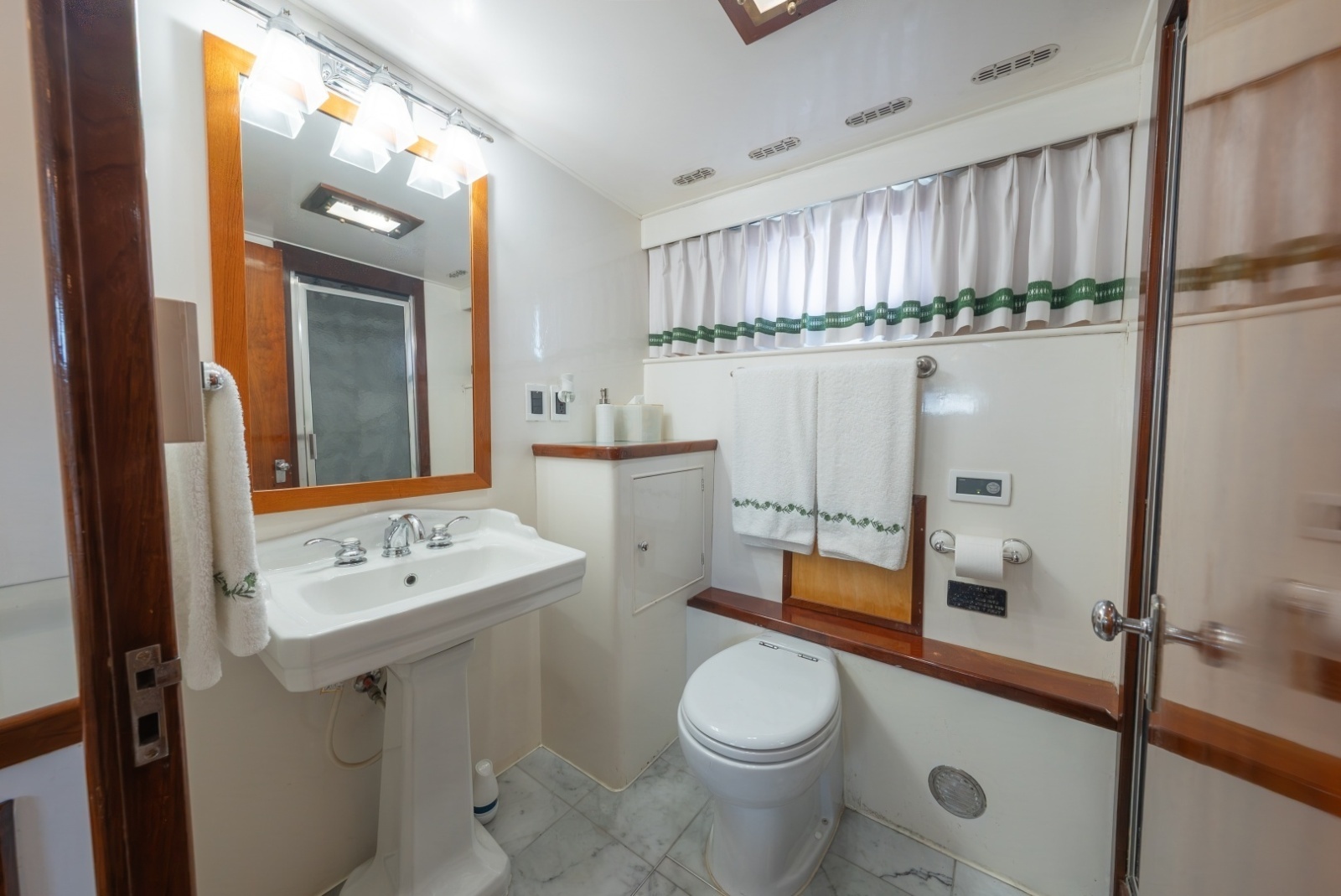 Ensuite Owner's Head