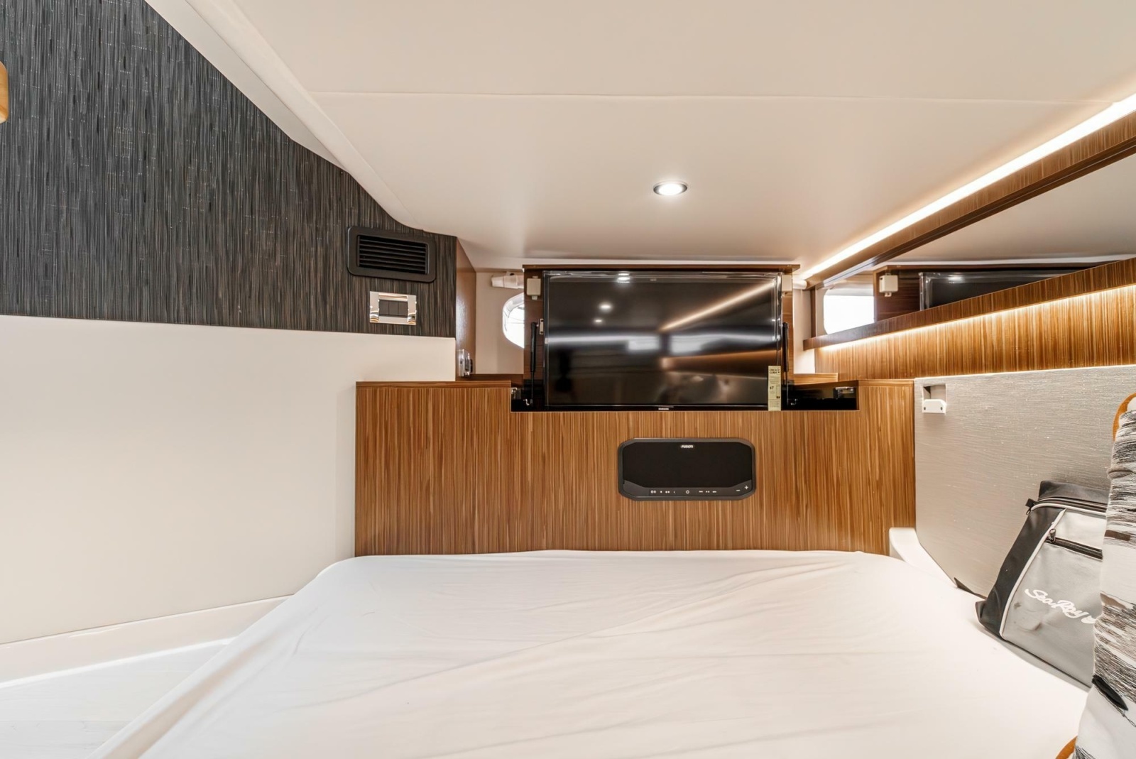 2022 Sea Ray 370 Sundancer