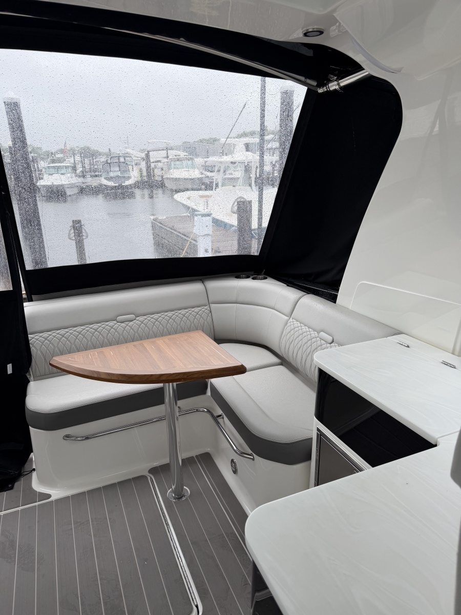 2022 Sea Ray 370 Sundancer