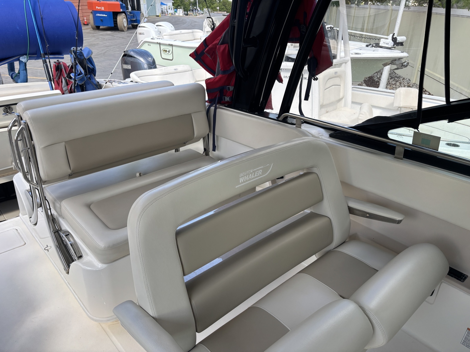 2024 Boston Whaler 320 Vantage