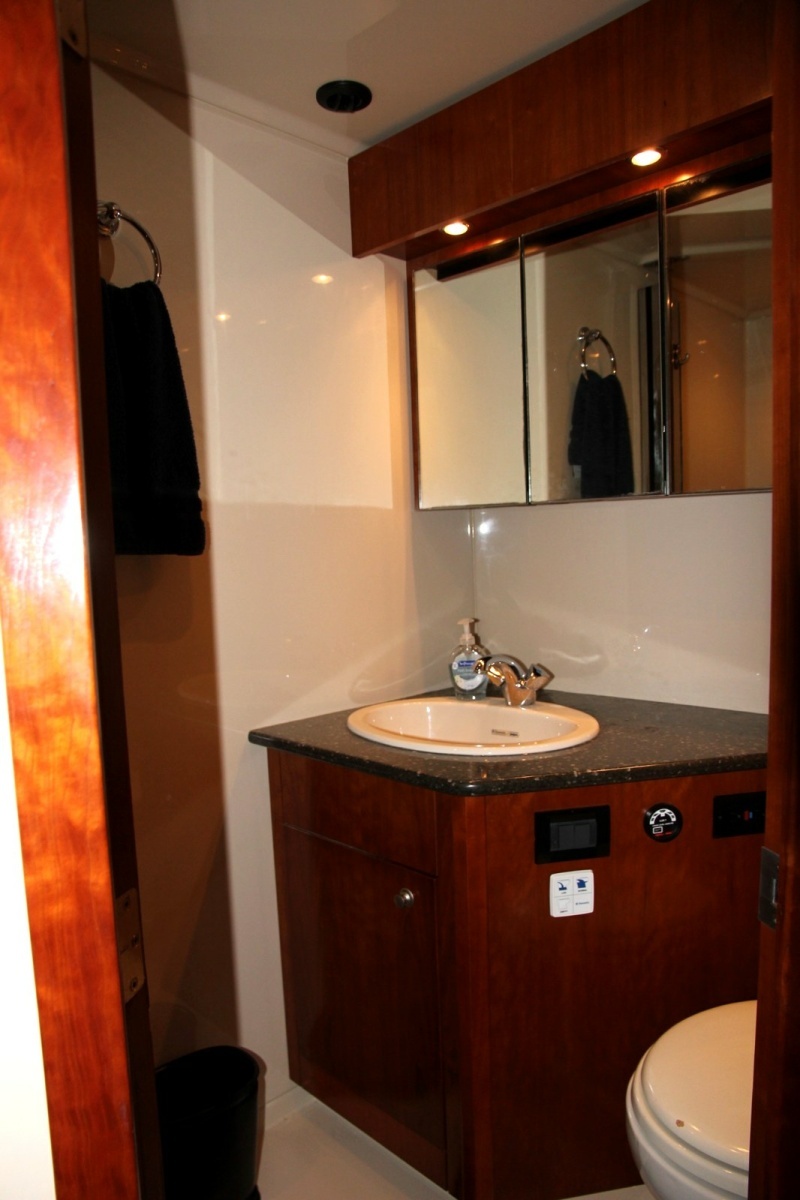 2007 Cruisers Yachts 520 EXPRESS