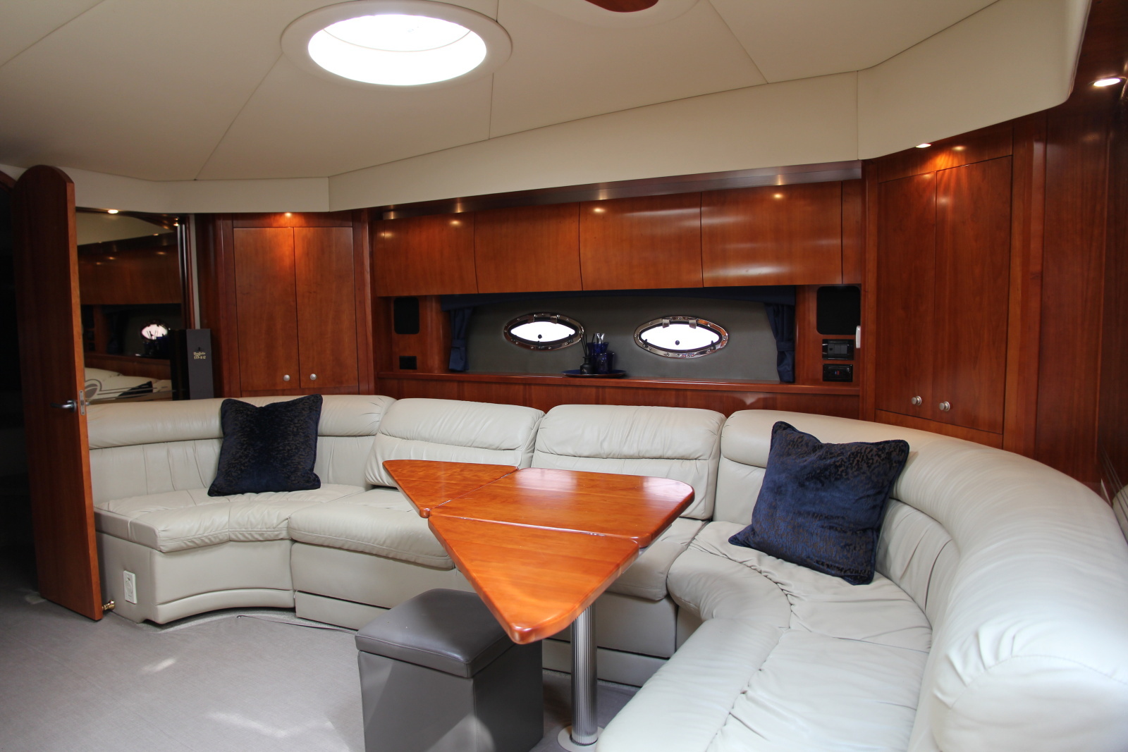 2007 Cruisers Yachts 520 EXPRESS