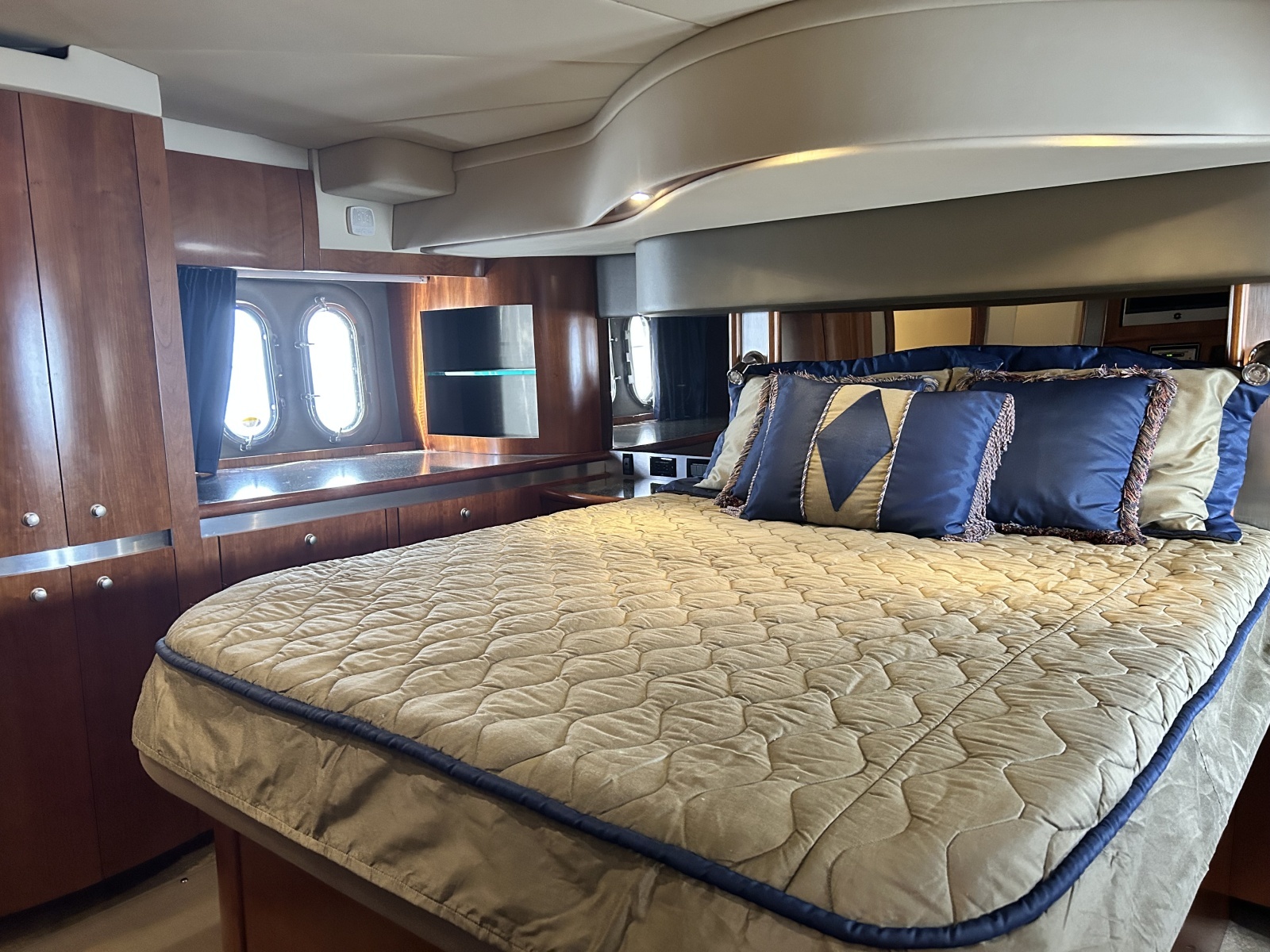 2007 Cruisers Yachts 520 EXPRESS