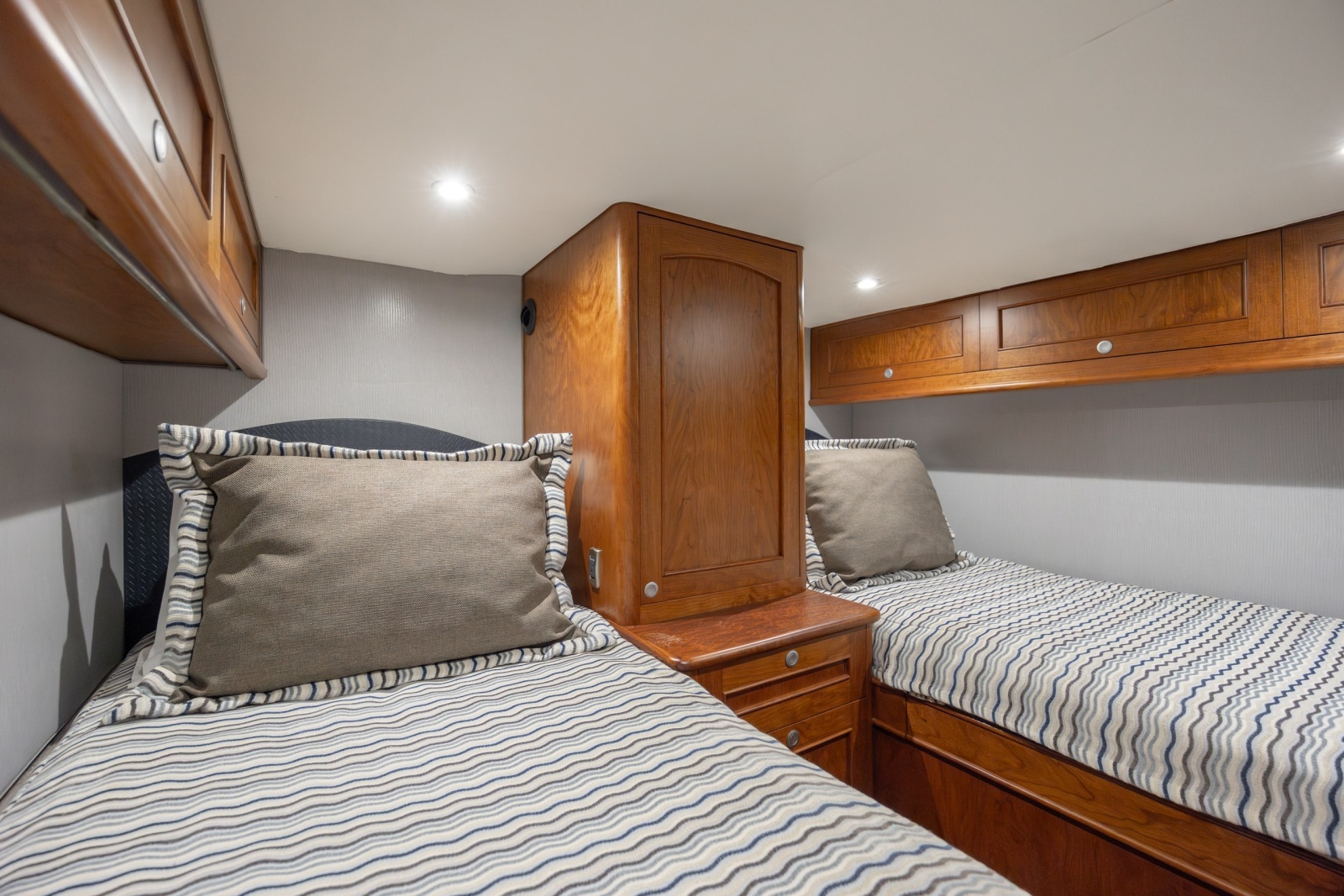 2015 Jarrett Bay Hardtop Express