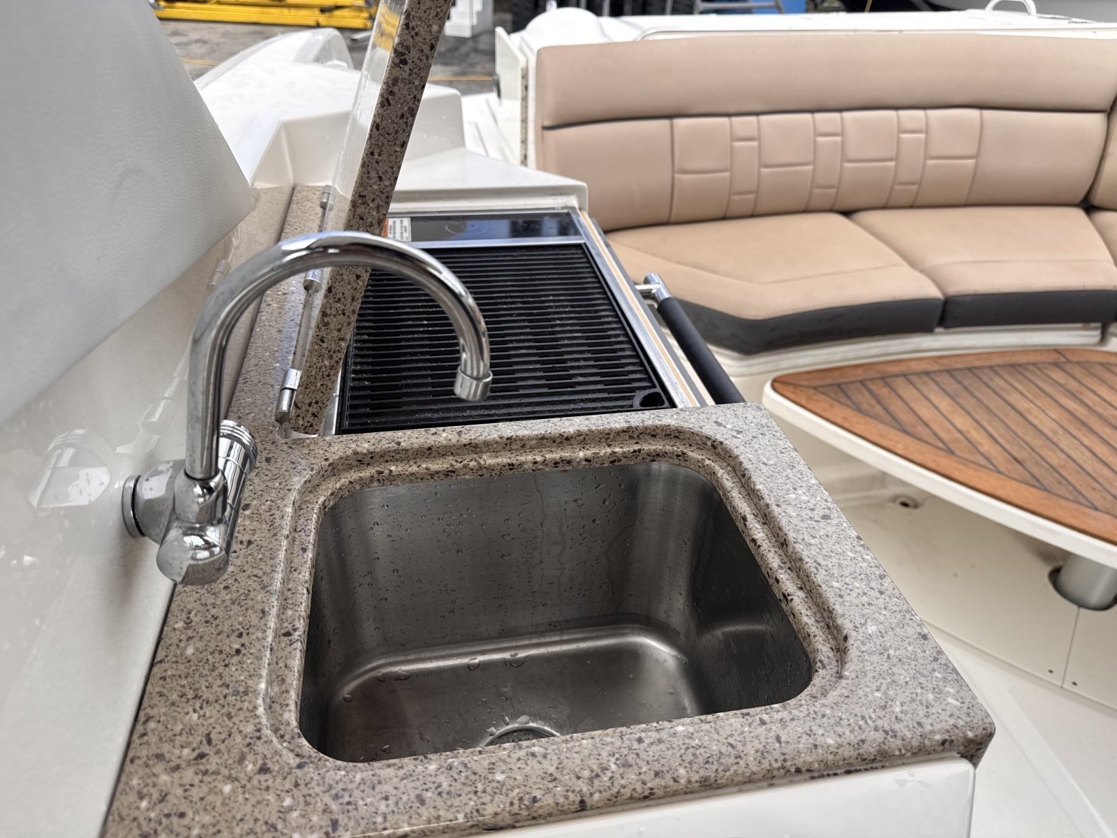 2016 Sea Ray 350 SLX