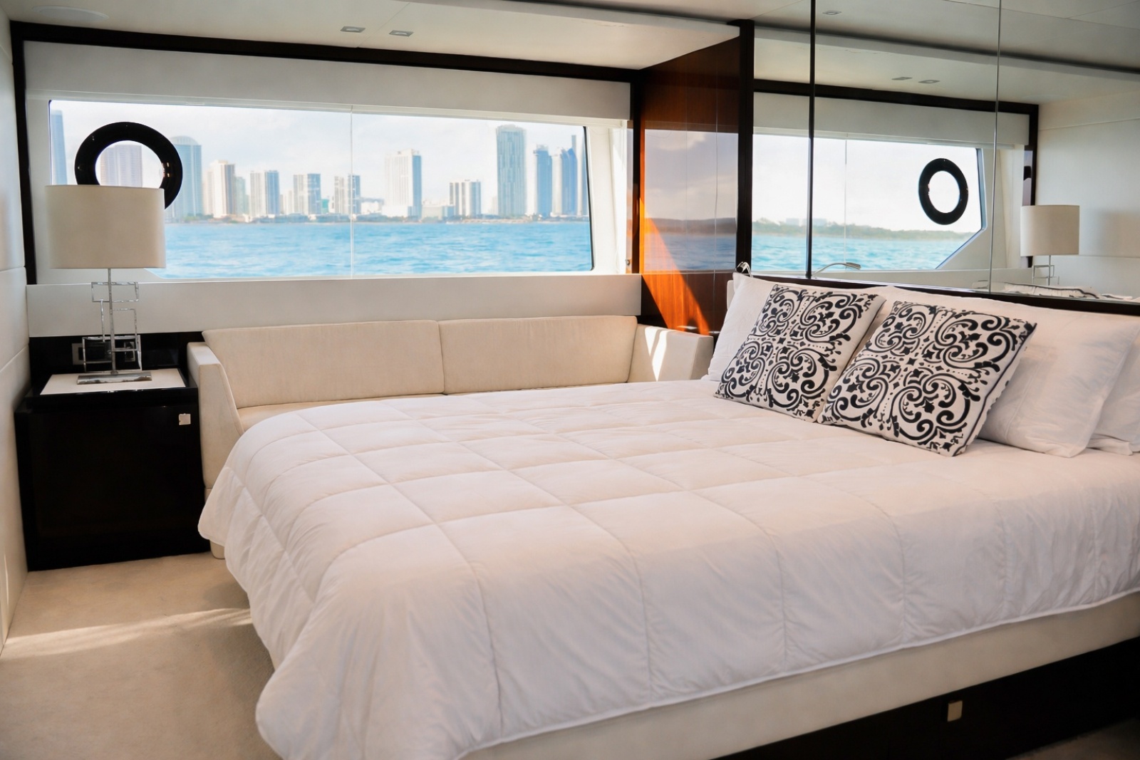 2019 Sunseeker 76 YACHT