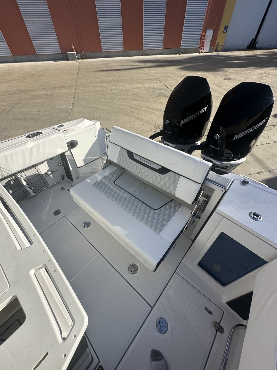 Blackfin 272 CC - Cockpit Seating
