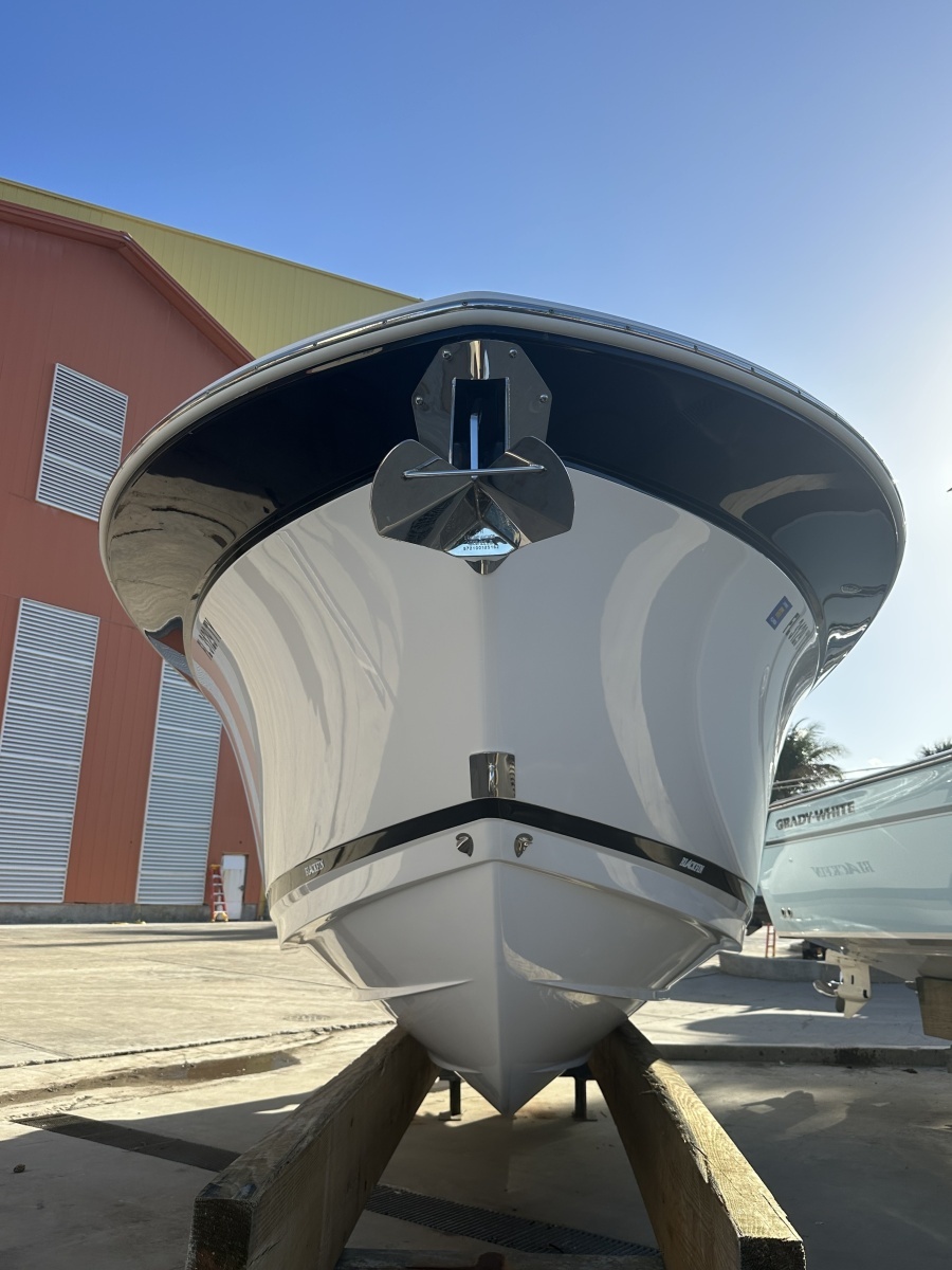 Blackfin 272 CC - Bow Profile