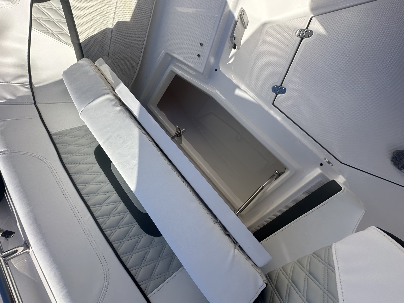 Blackfin 272 CC - Bow Storage