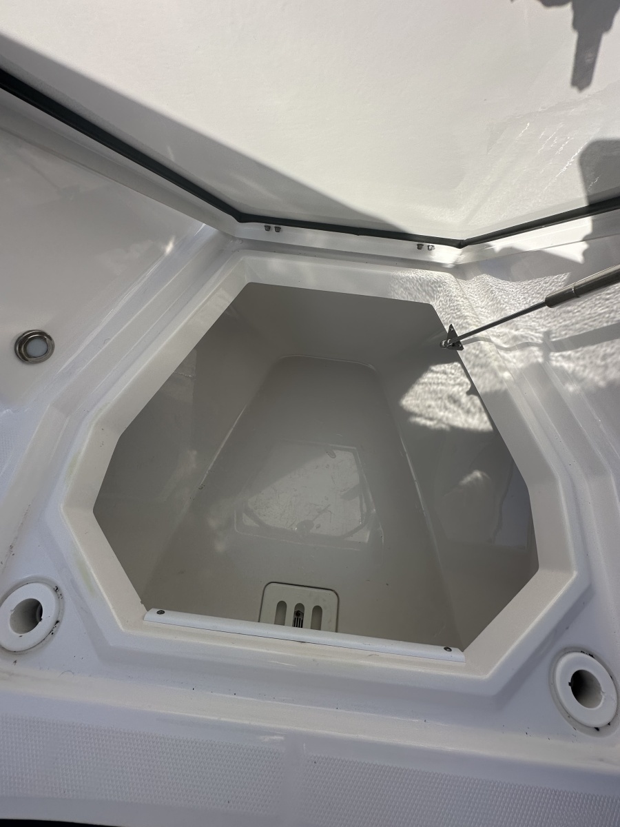 Blackfin 272 CC - Bow Storage