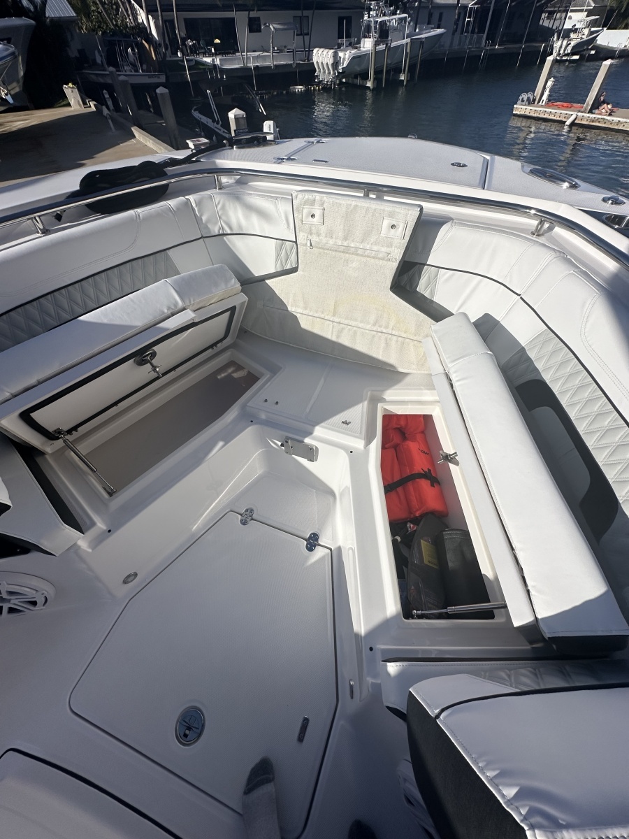 Blackfin 272 CC - Bow Seating & Storage