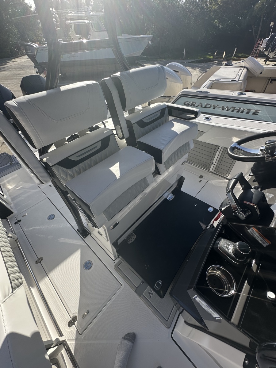 Blackfin 272 CC - Helm Seating